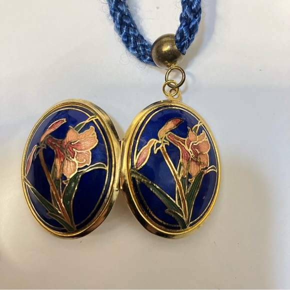 Jewelry - Vintage Cloisonne locket blue with peach lilly, gold tone on 24" rayon cord